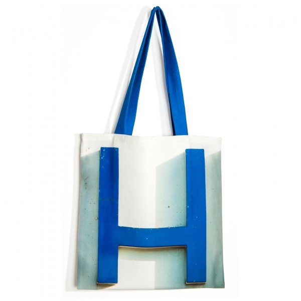 Sac initiale H - vue de face grand H bleu fond blanc - Sac personnalisé Maron Bouillie made in france Sac initiale H - vue de face grand H bleu fond blanc - Sac personnalisé Maron Bouillie made in france
