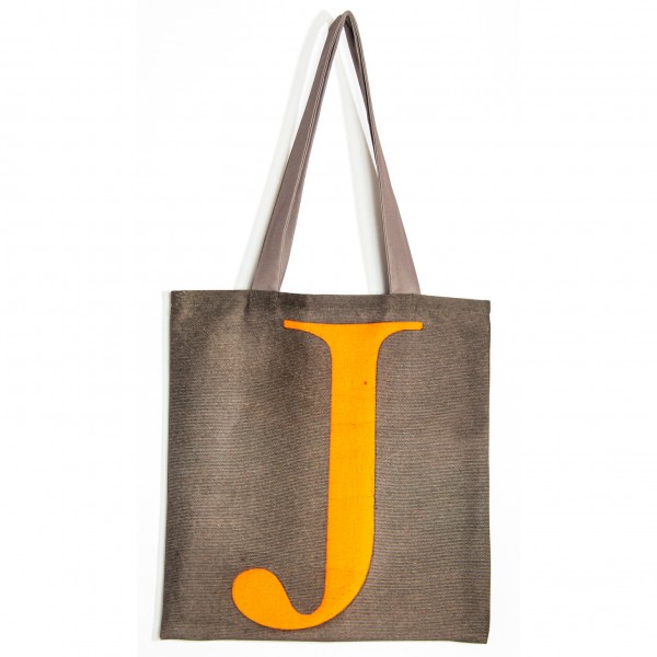 Sac initiale J - vue de face grand J jaune fond gris - Sac personnalisé Maron Bouillie made in france Sac initiale J - vue de face grand J jaune fond gris - Sac personnalisé Maron Bouillie made in france