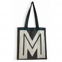 Sac lettre M de Maron Bouillie accroché à la poignée d'une porte - Idée Cadeau d’anniversaire femme original. 2