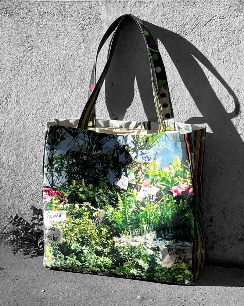 Cabas marché Fleurs de Maron Bouillie devant un mur - Sac cabas original made in France