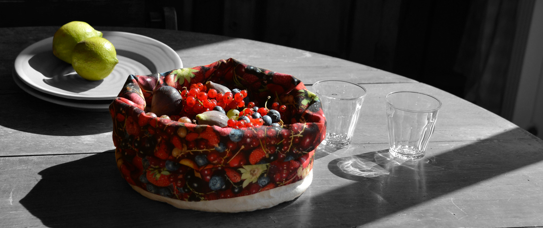 Corbeilles en tissu imprimées avec fruits rouges posée sur une table en bois - Maron Bouillie Paris