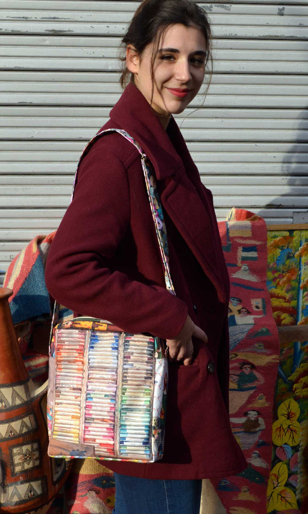 Basace imprimée de photo d'étalage de brocante à l'épaule d'une jeune femme