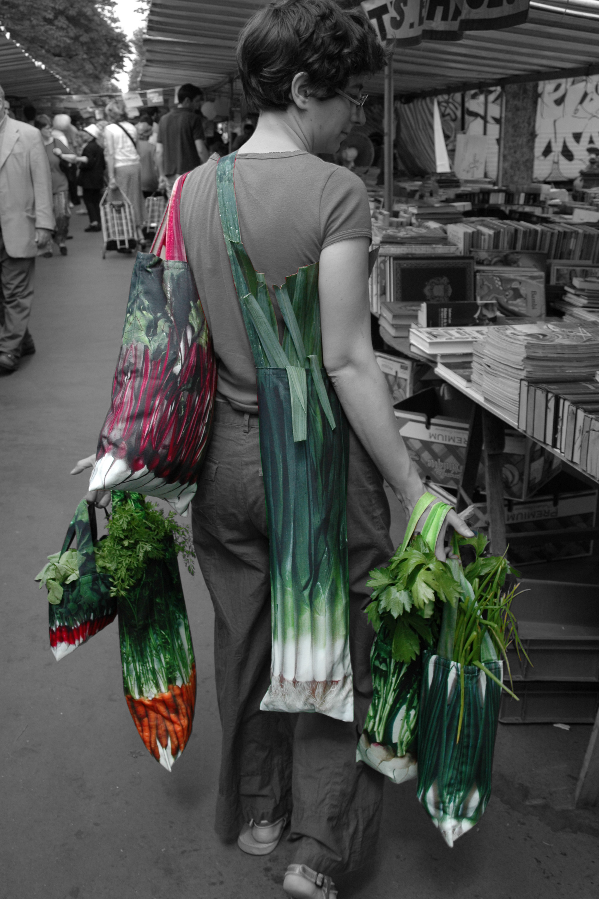 les iconiques sacs légumes portés par Maron Bouillie au Marché