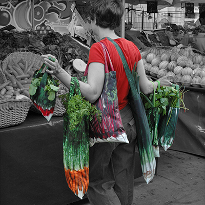 Maron Bouillie portant les sacs légumes dans un marché à Paris