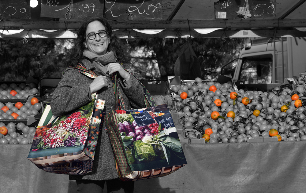 Maron Bouillie devant un étal avec les sac canas de courses pour le marché